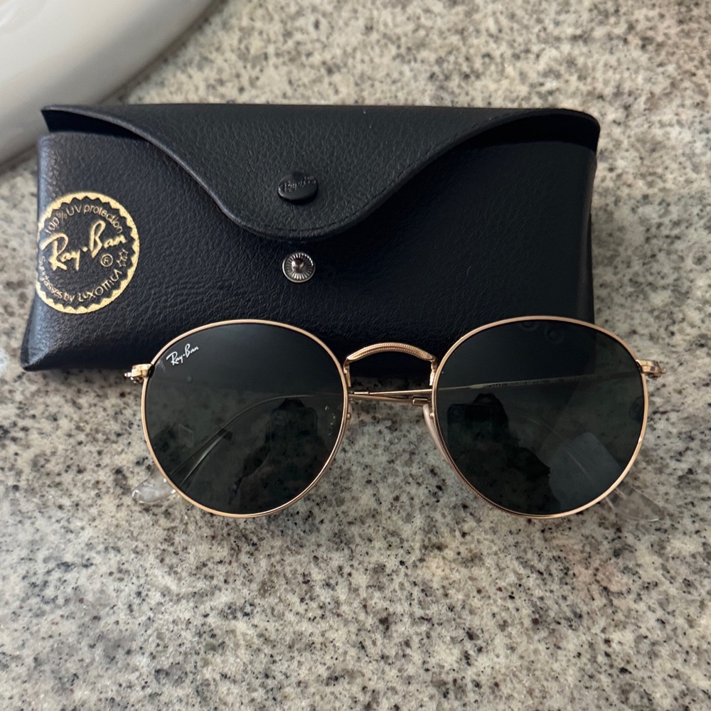 Ray-Ban Round Metal Gold Frame Round Sunglasses with Black Case